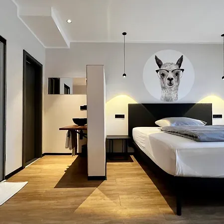 Drei Hoefe * فريدريشدورف